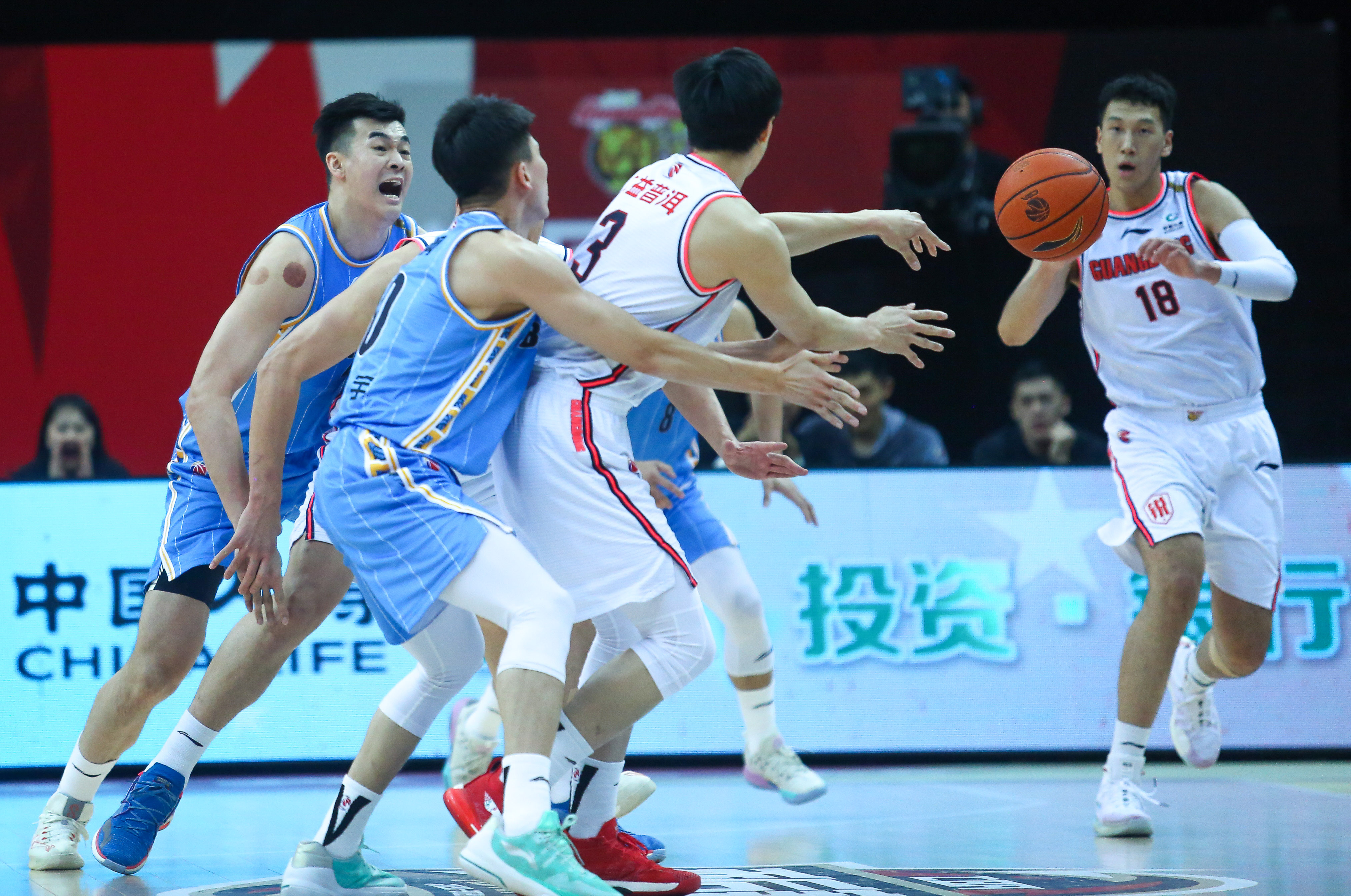 浙江男篮通过团队合作，顺利战胜对手的简单介绍