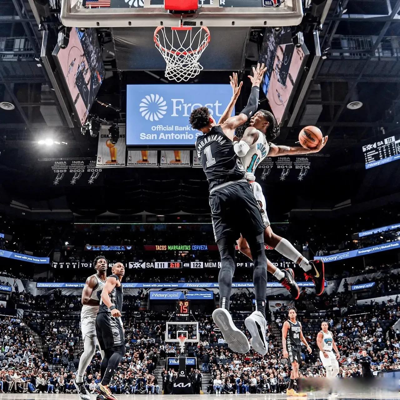 LBJ在季后赛中发挥出色，让对手难以应对的简单介绍